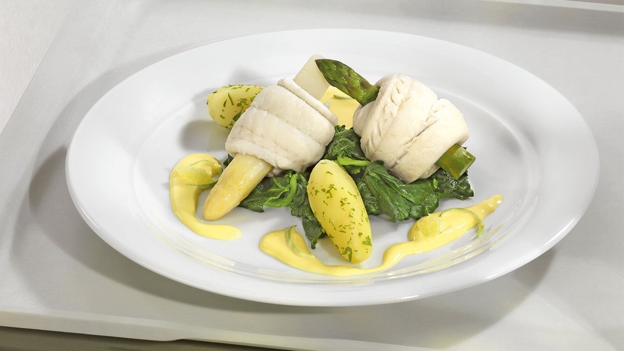 Gedämpftes Schollenröllchen auf Spinatgemüse mit Limonensauce und Kräuterkartoffeln