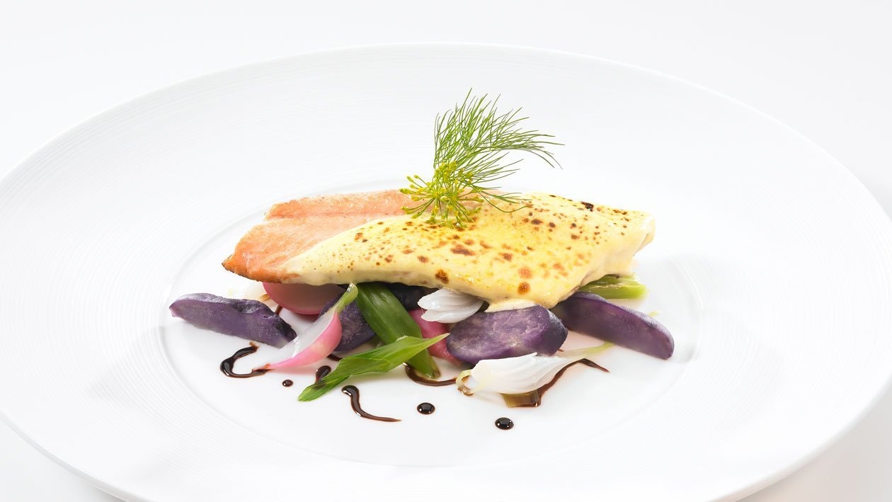 Gratiniertes Saiblingsfilet mit Mousselinesauce auf Frühlingszwiebeln und Radieschen Gratiniertes Saiblingsfilet mit Mousselinesauce auf Frühlingszwiebeln und Radieschen