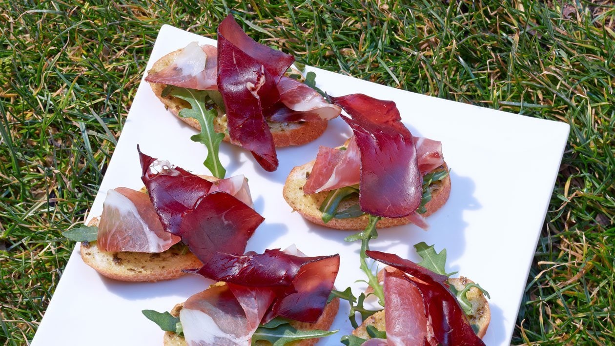 Bruschetta mit getrockneten italienischen Spezialitäten Bruschetta mit getrockneten italienischen Spezialitäten