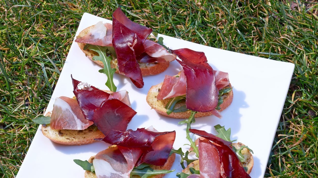 Bruschetta mit getrockneten italienischen Spezialitäten