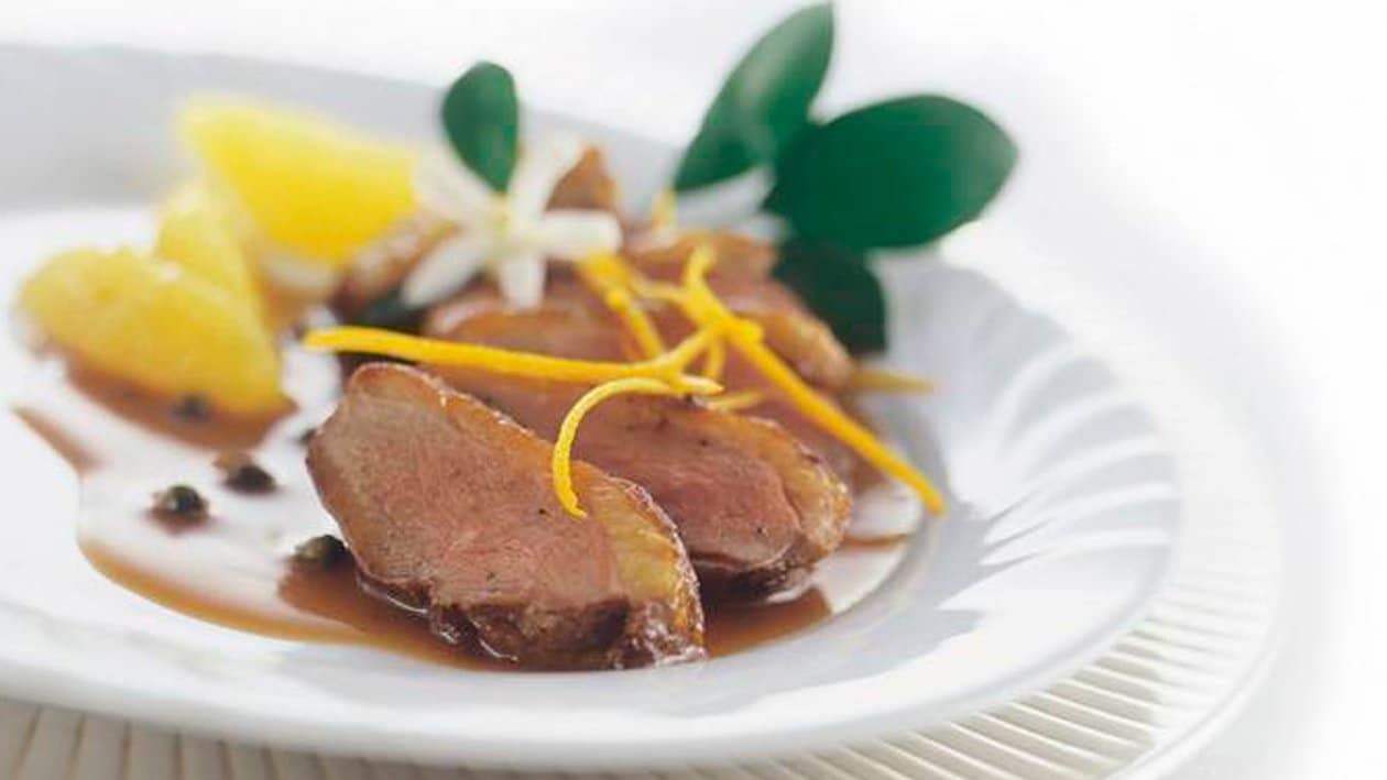 Entenbrust gebraten an Orangensauce mit grünem Pfeffer Entenbrust gebraten an Orangensauce mit grünem Pfeffer