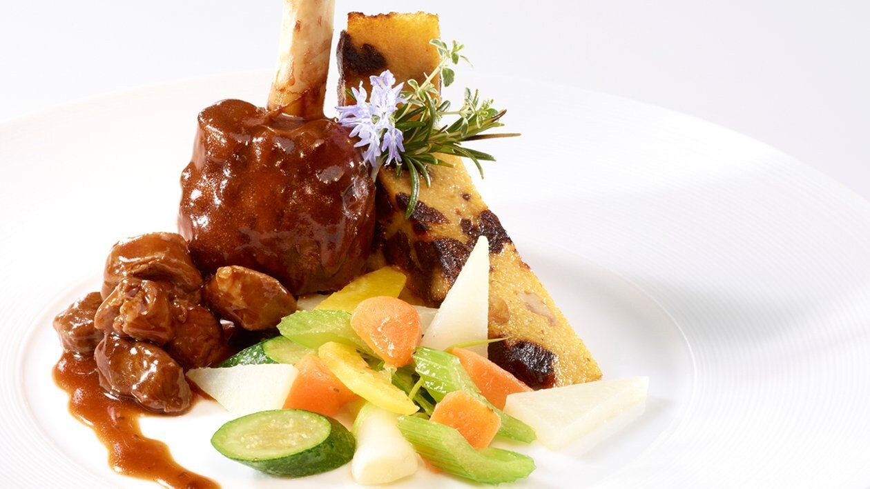 Geschmorte Lammhaxe mit Polenta und Wurzelgemüse