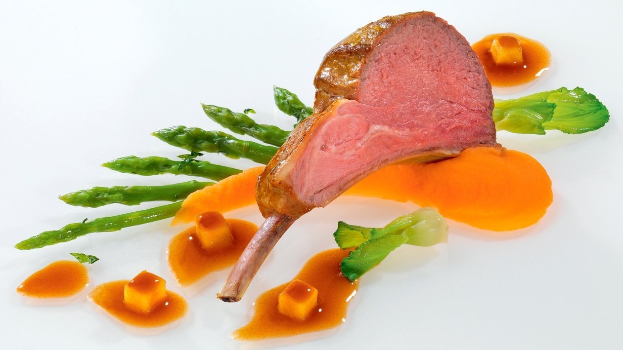 Im Currysud pochiertes Lammcarrée mit Mango-Soja Jus, dazu mit Zitronenvinaigrette und Koriander marinierter Thaispargel und Karotten-Ingwerpüree Im Currysud pochiertes Lammcarrée mit Mango-Soja Jus, dazu mit Zitronenvinaigrette und Koriander marinierter Thaispargel und Karotten-Ingwerpüree