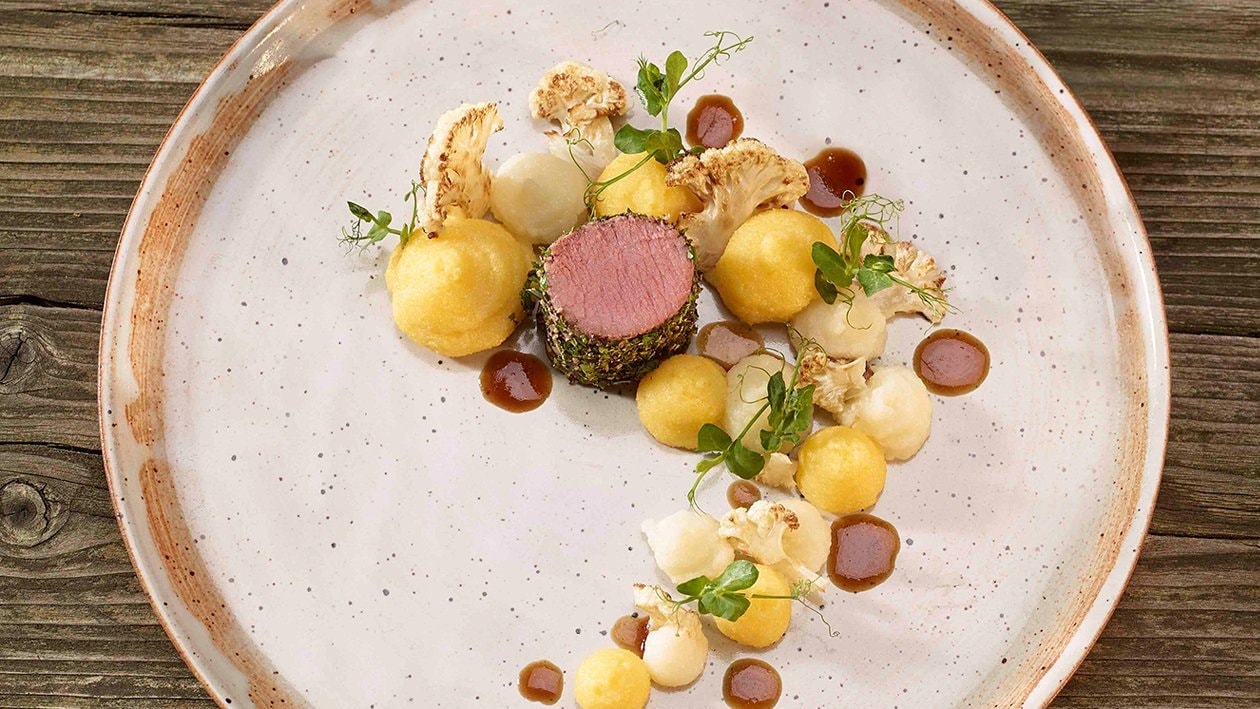Lamm im Kräuter-Bergheu gegart mit Polenta und Blumenkohl Lamm im Kräuter-Bergheu gegart mit Polenta und Blumenkohl