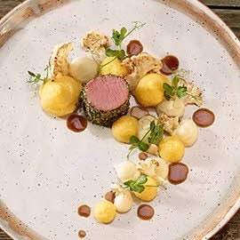 Lamm im Kräuter-Bergheu gegart mit Polenta und Blumenkohl