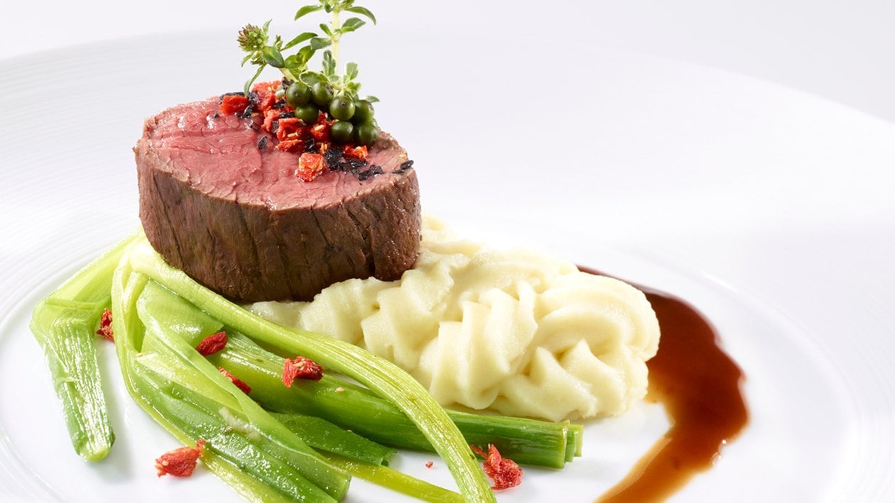 Pochiertes Rindsfilet mit Goji-Beerensauce, Kartoffelstock und glasierten Frühlingszwiebeln Pochiertes Rindsfilet mit Goji-Beerensauce, Kartoffelstock und glasierten Frühlingszwiebeln