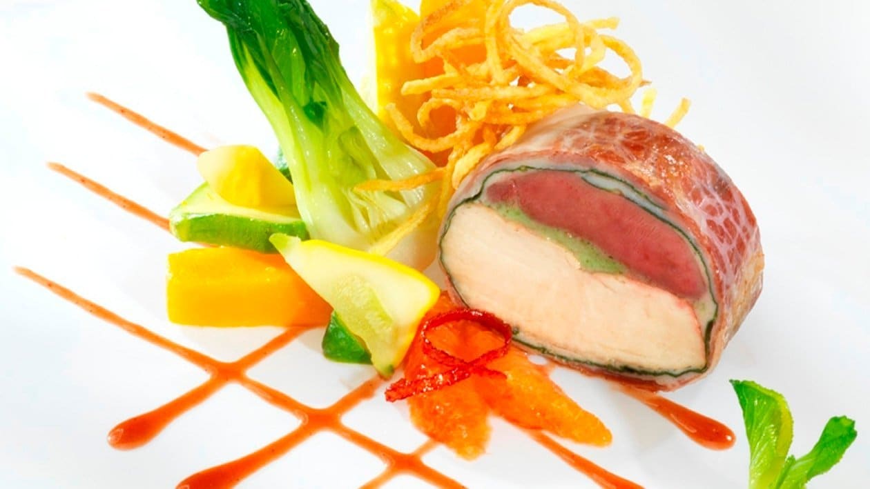 Duett von Maispoularden- und Taubenbrust im Mangoldblatt mit Blutorangen-Jus, Kartoffelstroh und Kürbis-Potpourri –  