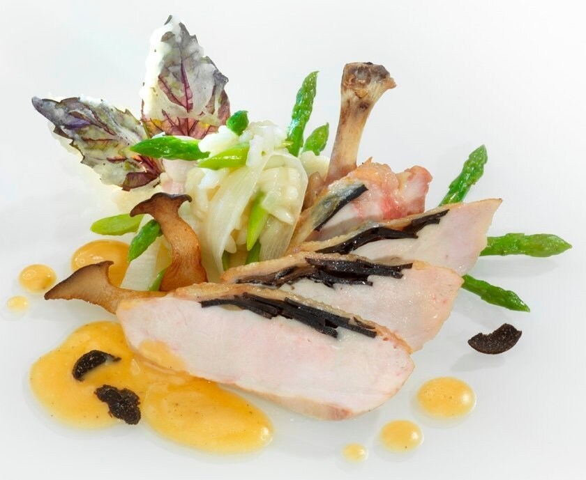 Poitrine de poulet farcie aux truffes et leur jus,risotto aux asperges