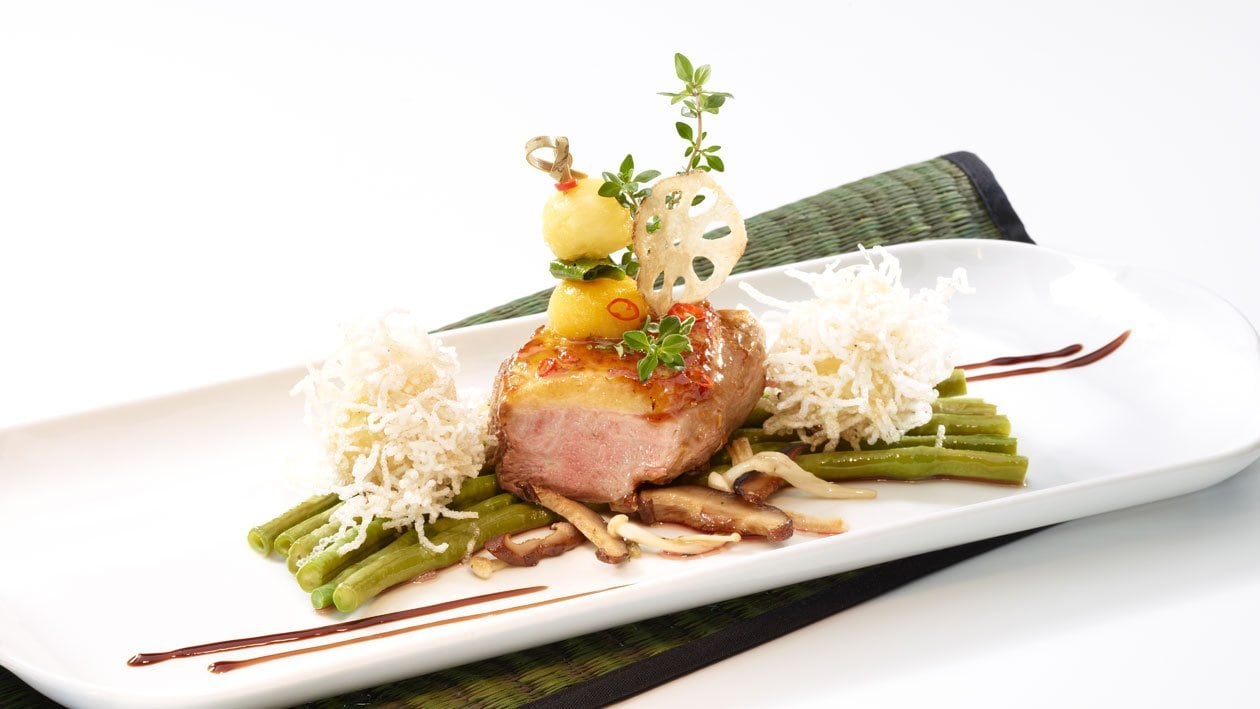 Magret de canard glacé aux haricots thaïlandais et croquettes de mangues frites Magret de canard glacé aux haricots thaïlandais et croquettes de mangues frites