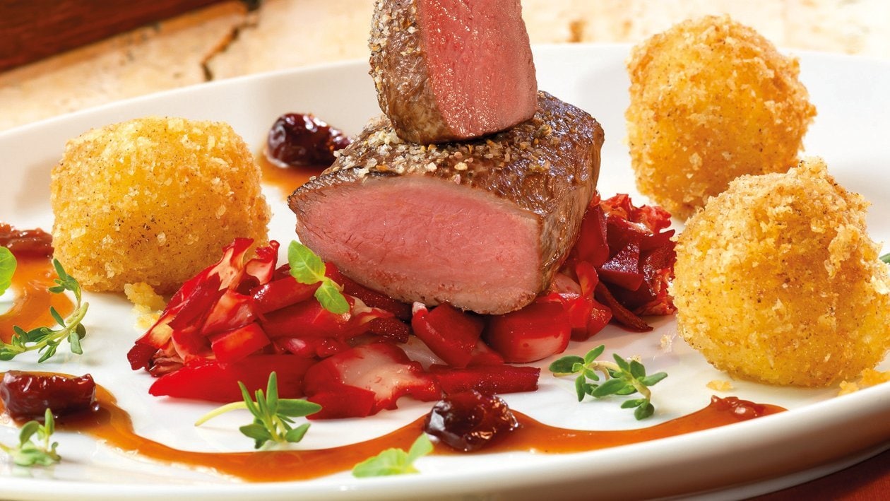 Filet de chevreuil rôti, choux pointus aux pommes et betteraves rouges et boulettes Parmentier Filet de chevreuil rôti, choux pointus aux pommes et betteraves rouges et boulettes Parmentier