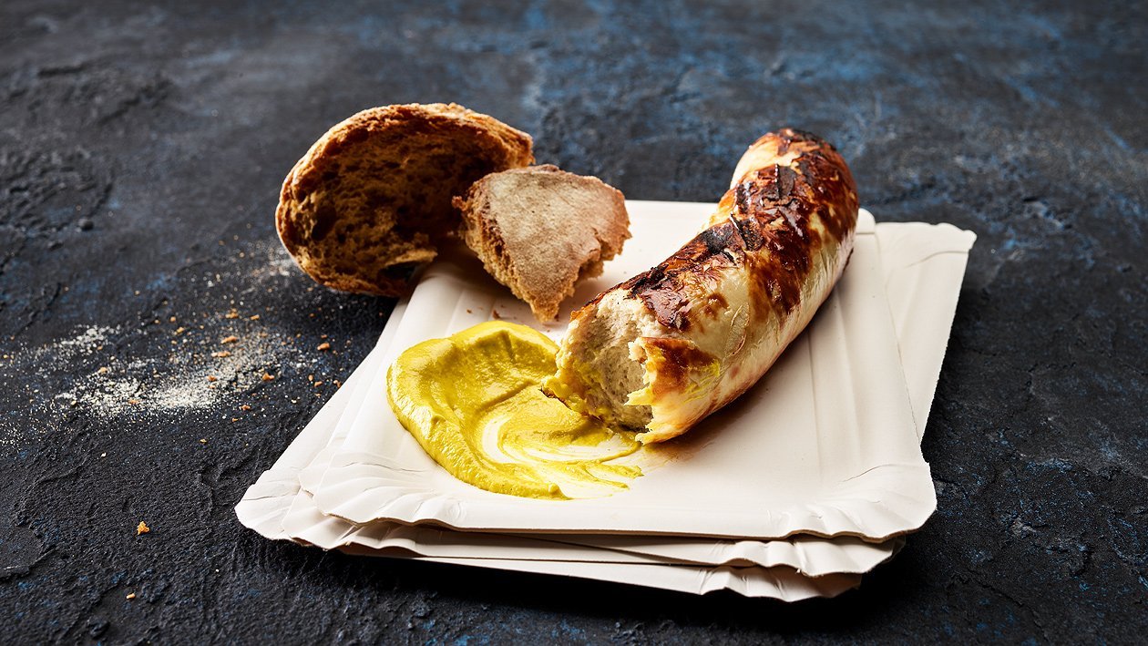 Saucisse grillée avec un ballon et de la moutarde Hellmann`s –  