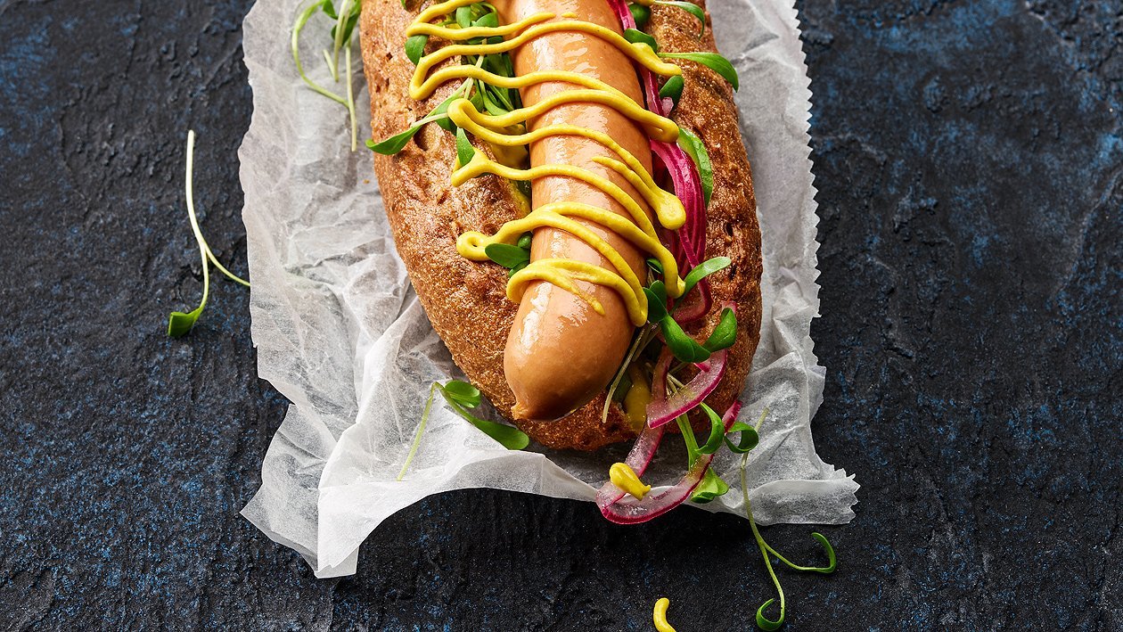 Hot dog avec la moutarde Hellmann`s