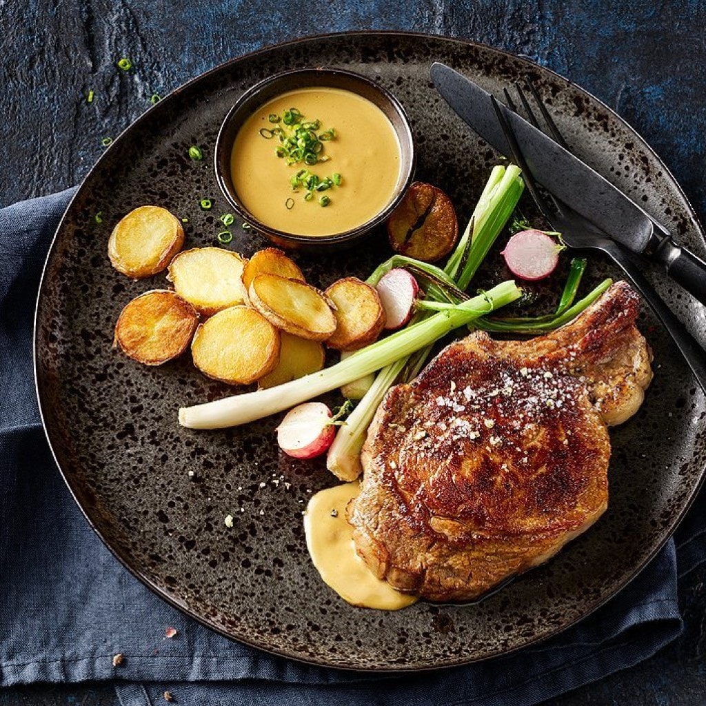 Kalbskotelette mit Senfsauce Bratkartoffeln und Gemüse