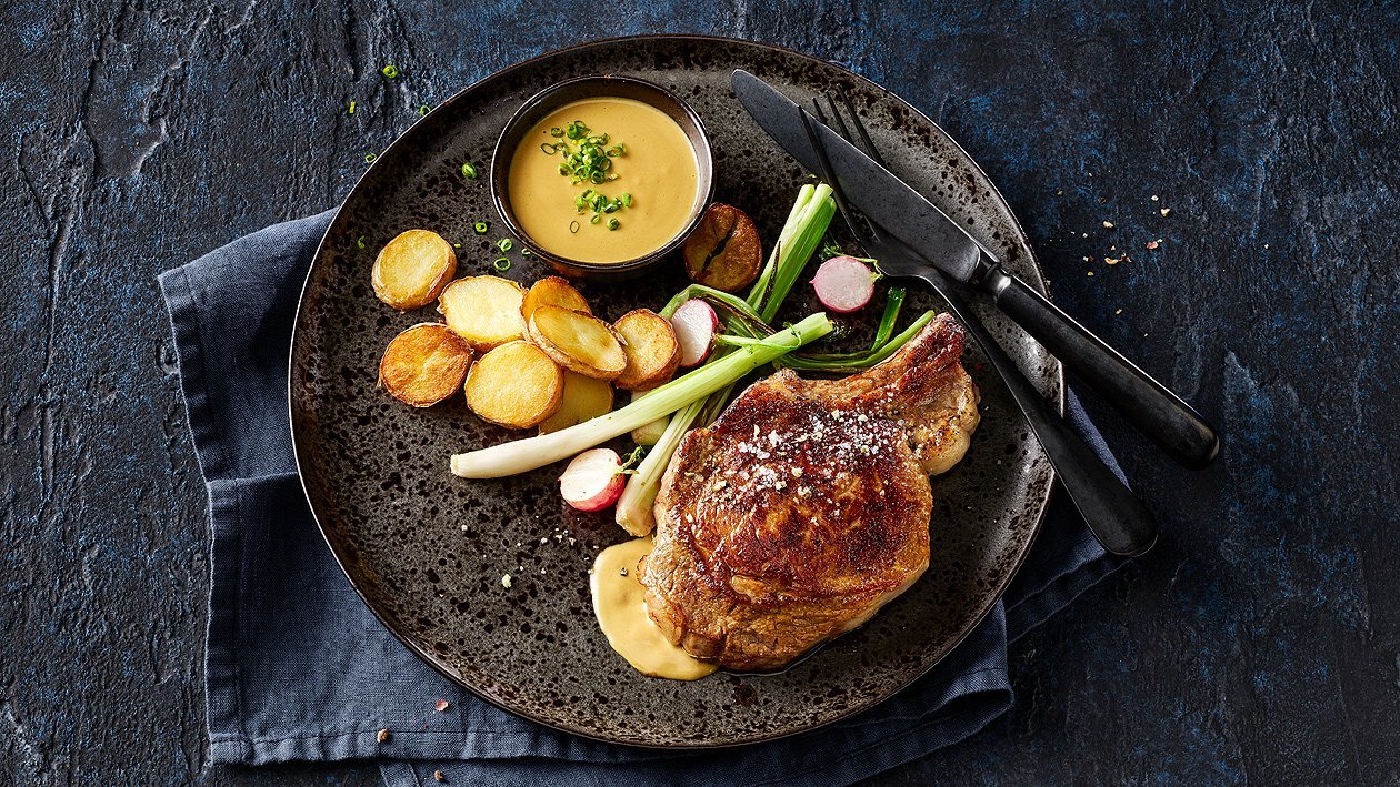 Côtelette de veau à la moutarde, pommes sautées et légumes Côtelette de veau à la moutarde, pommes sautées et légumes