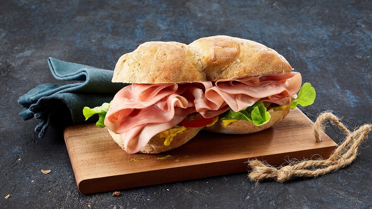Mortadella Sandwich mit Hellmann`s Yellow Mustard Mortadella Sandwich mit Hellmann`s Yellow Mustard