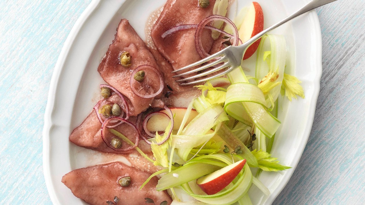 In Schalotten-Rotwein-Vianigrette marinierte Felchenfilets mit Stangensellerie-Salat In Schalotten-Rotwein-Vianigrette marinierte Felchenfilets mit Stangensellerie-Salat