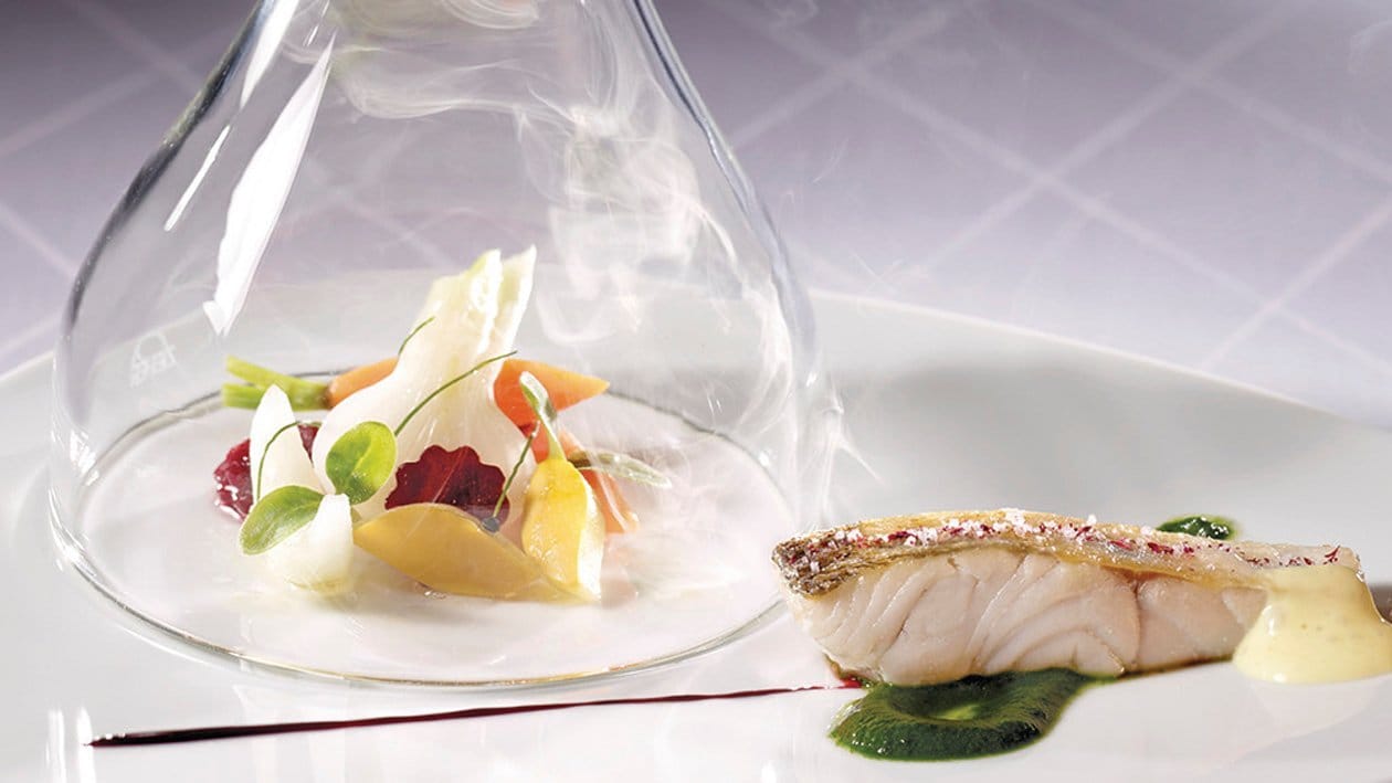 Médaillon de sandre sur purée d'épinards et légumes fumés au thé vert garni d'écume de fruits de la passion –  