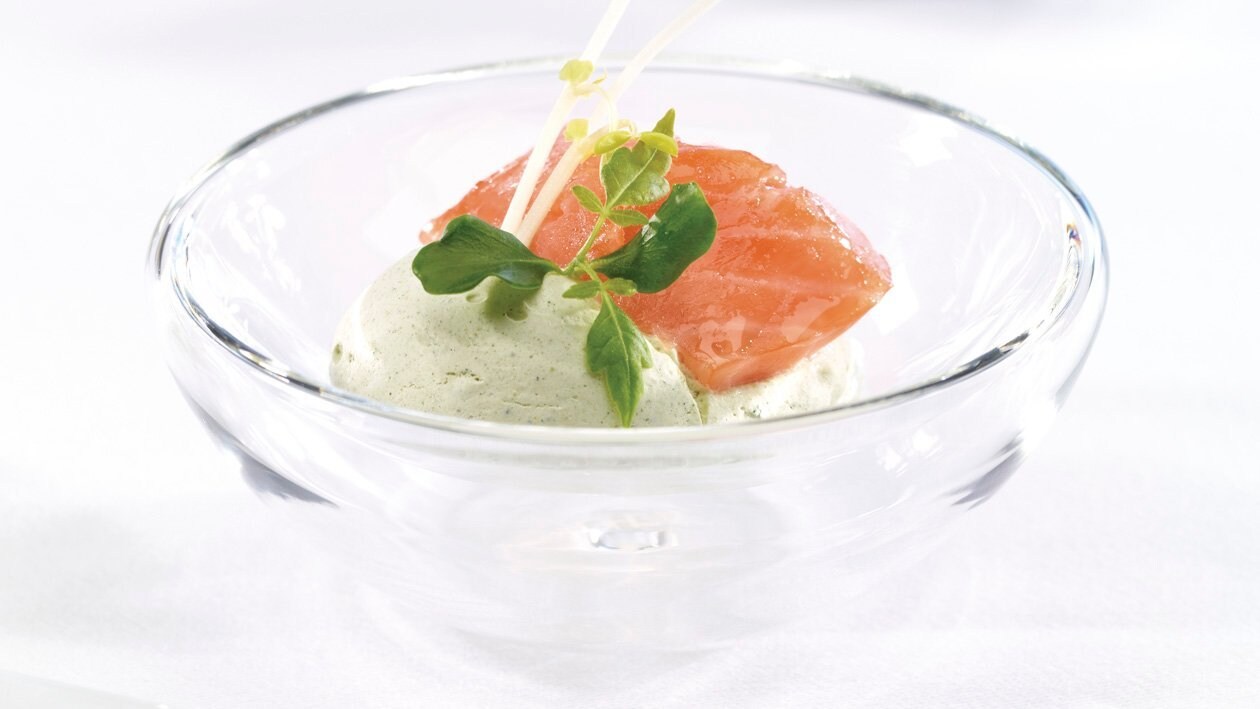Broccolicreme mit konfiertem Lachs und Sprossen Broccolicreme mit konfiertem Lachs und Sprossen