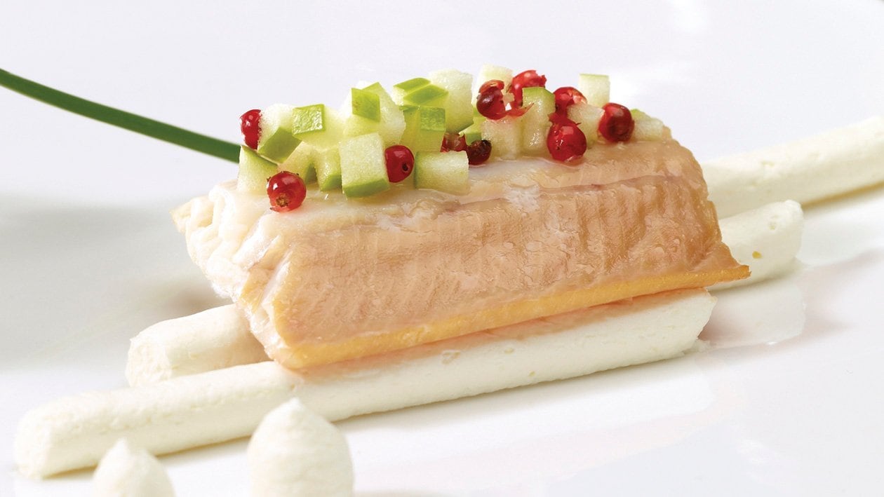 Geräucherte Forellenfilets mit Köstlichkeiten vom Granny Smith und Meerrettich Geräucherte Forellenfilets mit Köstlichkeiten vom Granny Smith und Meerrettich