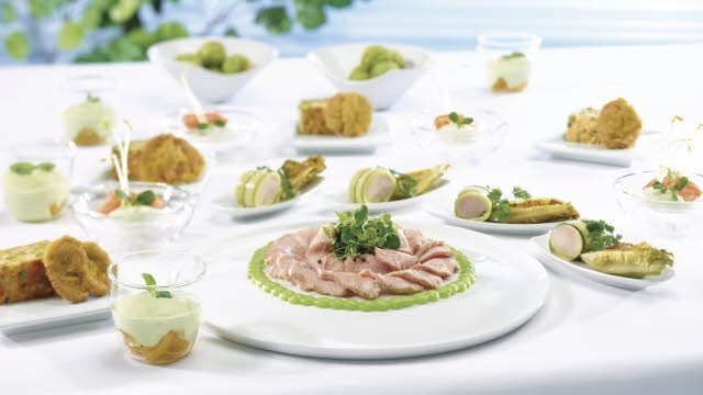 Rosa gebratene Kalbshuftstreifen mit grüner Basilikum - und Zitronekaltsauce