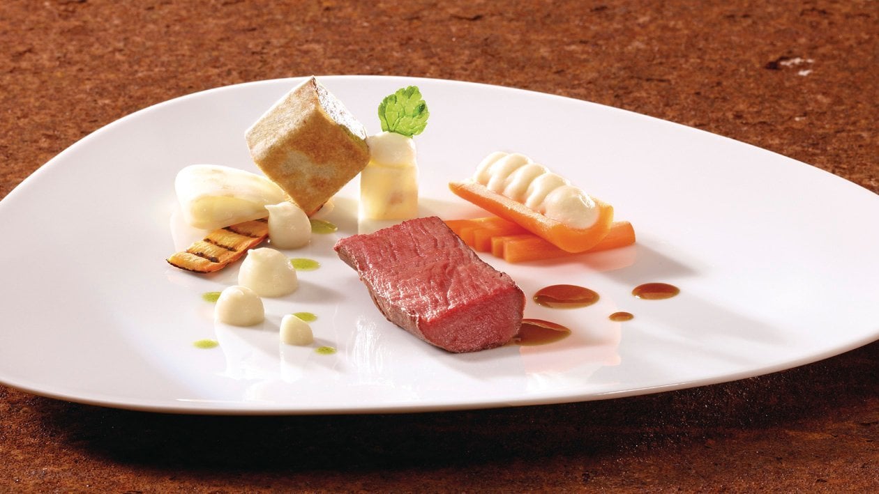 Variation de filet et de queue de boeuf dans son jus de Porto, purée de céleri et carottes au curry Variation de filet et de queue de boeuf dans son jus de Porto, purée de céleri et carottes au curry