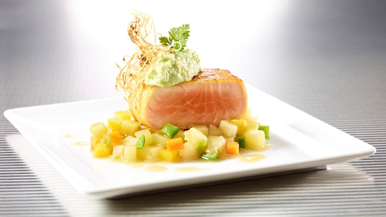 Gebratenes Lachsfilet mit Curry-Lack und Erbsen Guacamole auf Kartoffel-Gemüseragout Gebratenes Lachsfilet mit Curry-Lack und Erbsen Guacamole auf Kartoffel-Gemüseragout