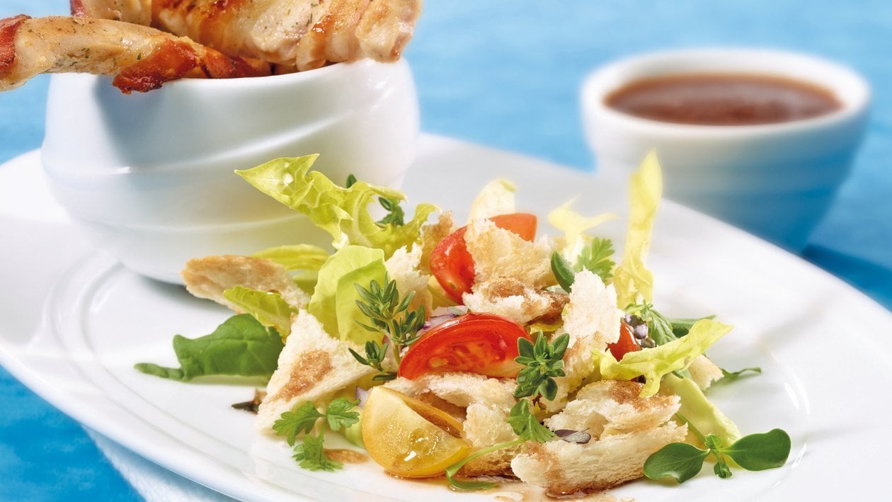 Pouletbrust-Sticks mit Brotsalat Pouletbrust-Sticks mit Brotsalat