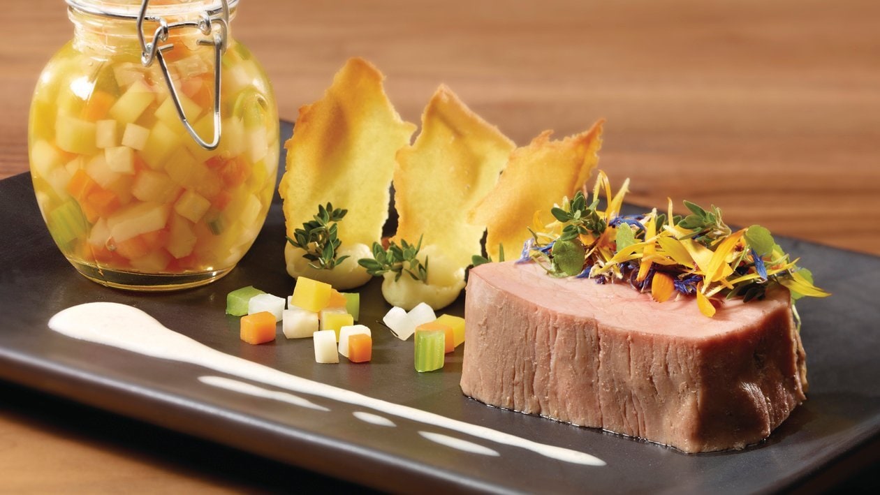 Rosa Kalbstafelspitz mit Apfel-Meerrettich, Bouillongemüse mit Kartoffeln und Kartoffel-Esspapier Rosa Kalbstafelspitz mit Apfel-Meerrettich, Bouillongemüse mit Kartoffeln und Kartoffel-Esspapier