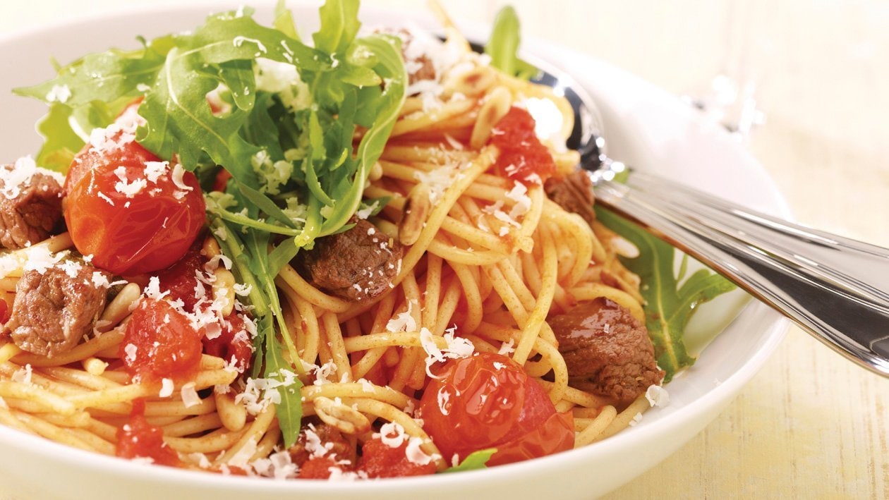 Spaghetti aux dés de boeuf, tomates et roquette
