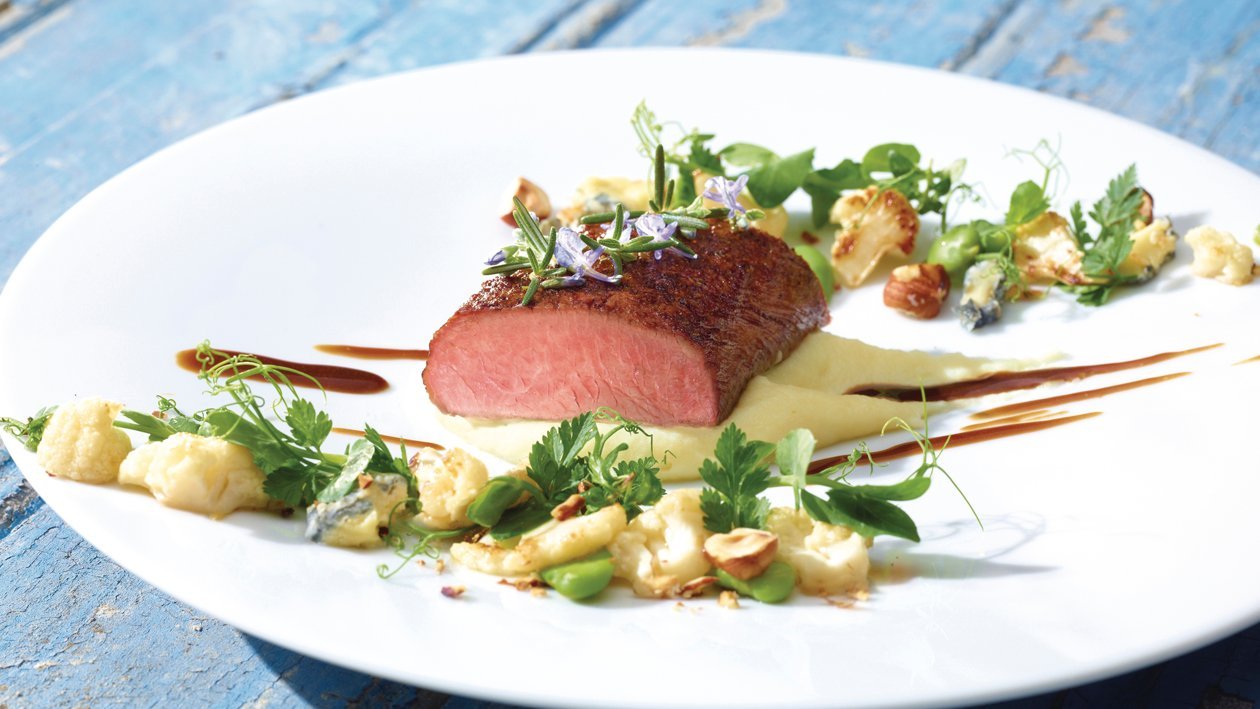 Carré d'agneau à museau noir Valaisan sur pomme purée au chou-fleur et salade de chou-fleur et haricots au Jersey Blue Carré d'agneau à museau noir Valaisan sur pomme purée au chou-fleur et salade de chou-fleur et haricots au Jersey Blue