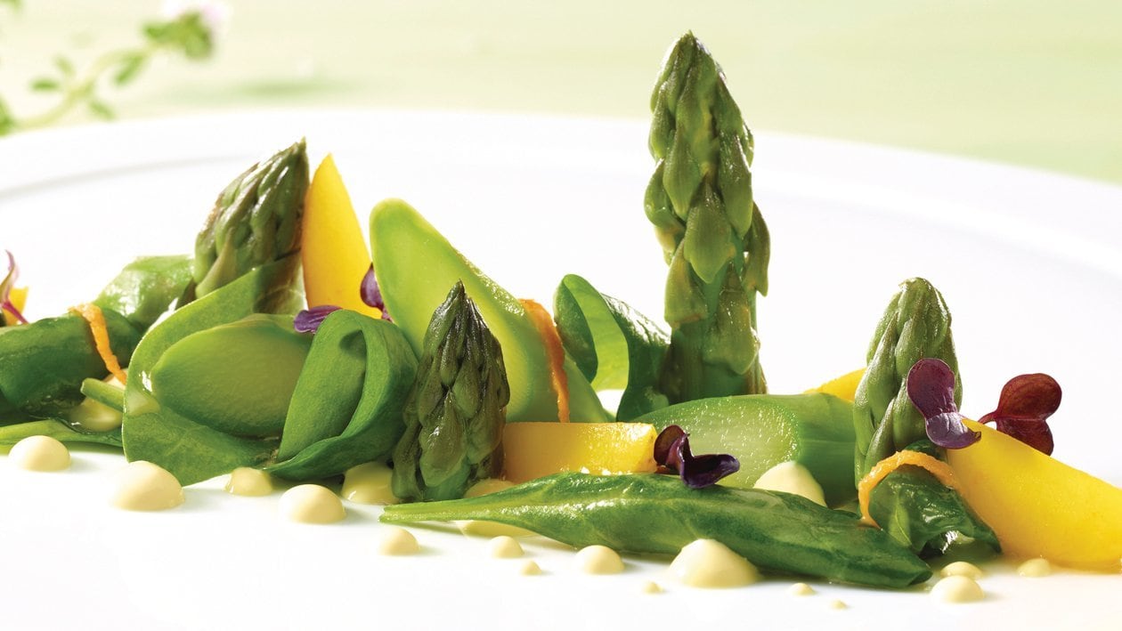 Asperges vertes aux épinards vanillés et hollandaise aux fleurs de sureau –  