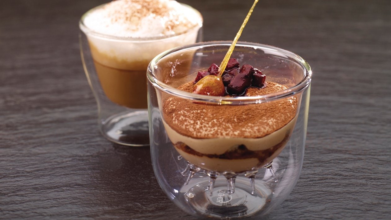 Haselnuss-Tiramisu mit Cassis-Äpfel und Kardamom