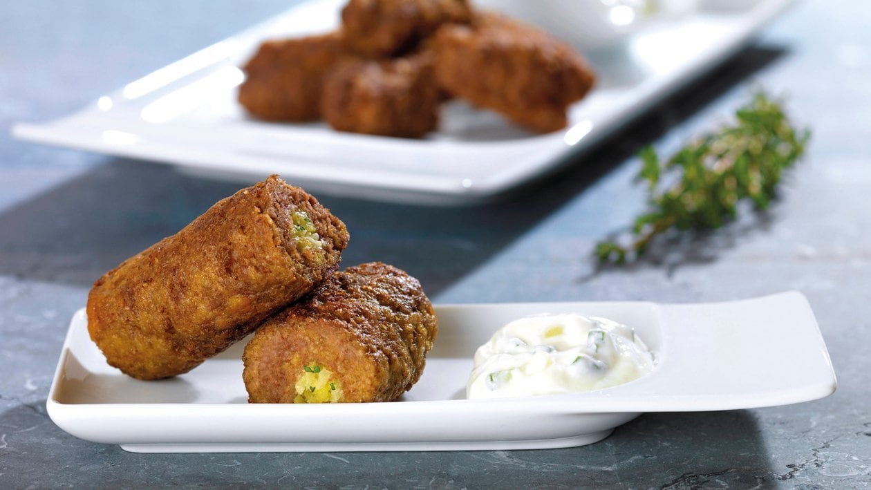 Hackfleischvögel mit Kohl und Kartoffeln gefüllt und cremiges Tsatsiki (Tellergericht)