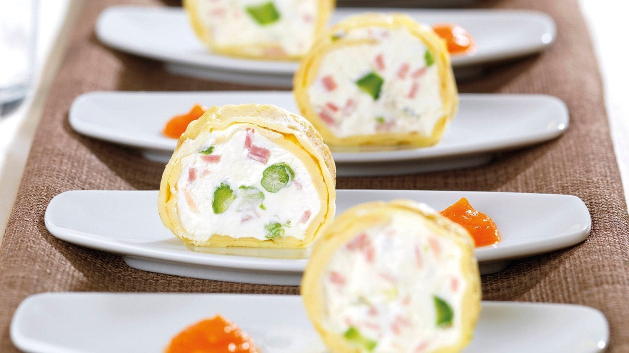 Mit Schinken und Spargel gefüllte Crêpes (Tellergericht)