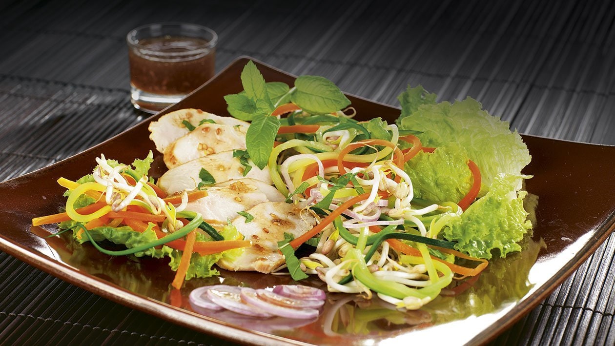 Asiatischer Geflügelsalat mit Gemüsespaghetti und Sesam Soja Vinaigrette Asiatischer Geflügelsalat mit Gemüsespaghetti und Sesam Soja Vinaigrette