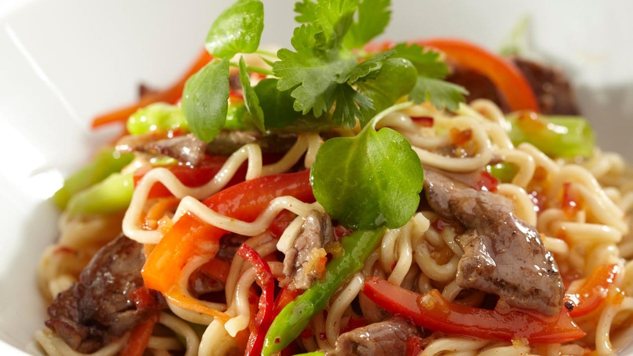 Asiatischer Nudelsalat mit sautierten Rindsfiletstreifen