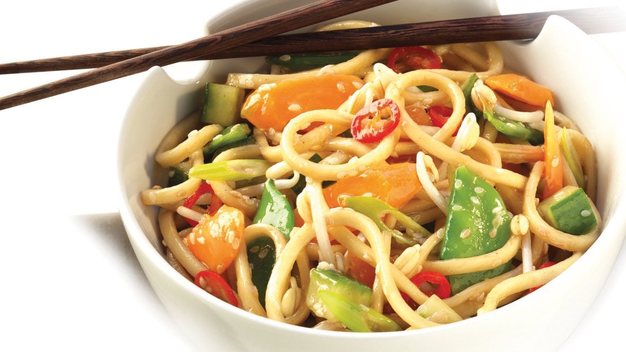 Chinesischer Nudelsalat mit feinem Gemüse –  