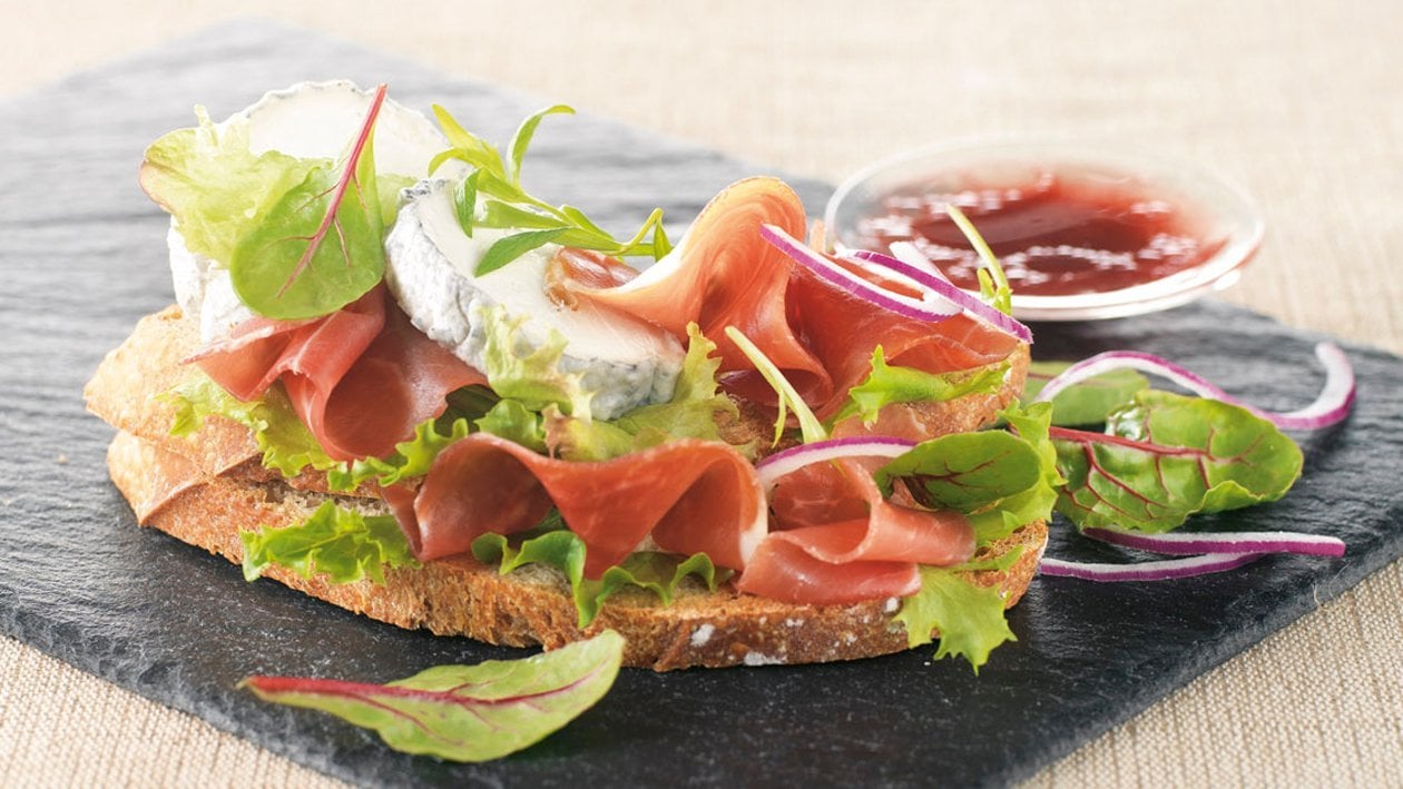 Crostini avec des laitues et des rotondes de tomme de chèvre Crostini avec des laitues et des rotondes de tomme de chèvre