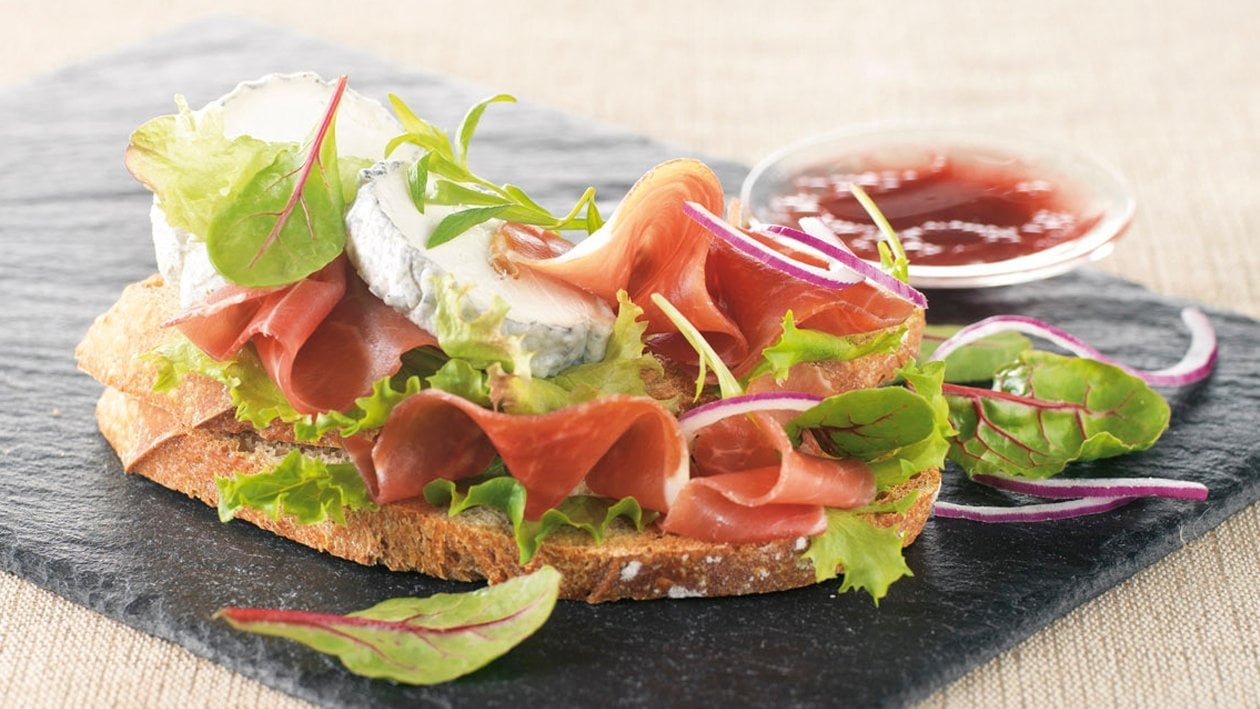 Crostini avec des laitues et des rotondes de tomme de chèvre