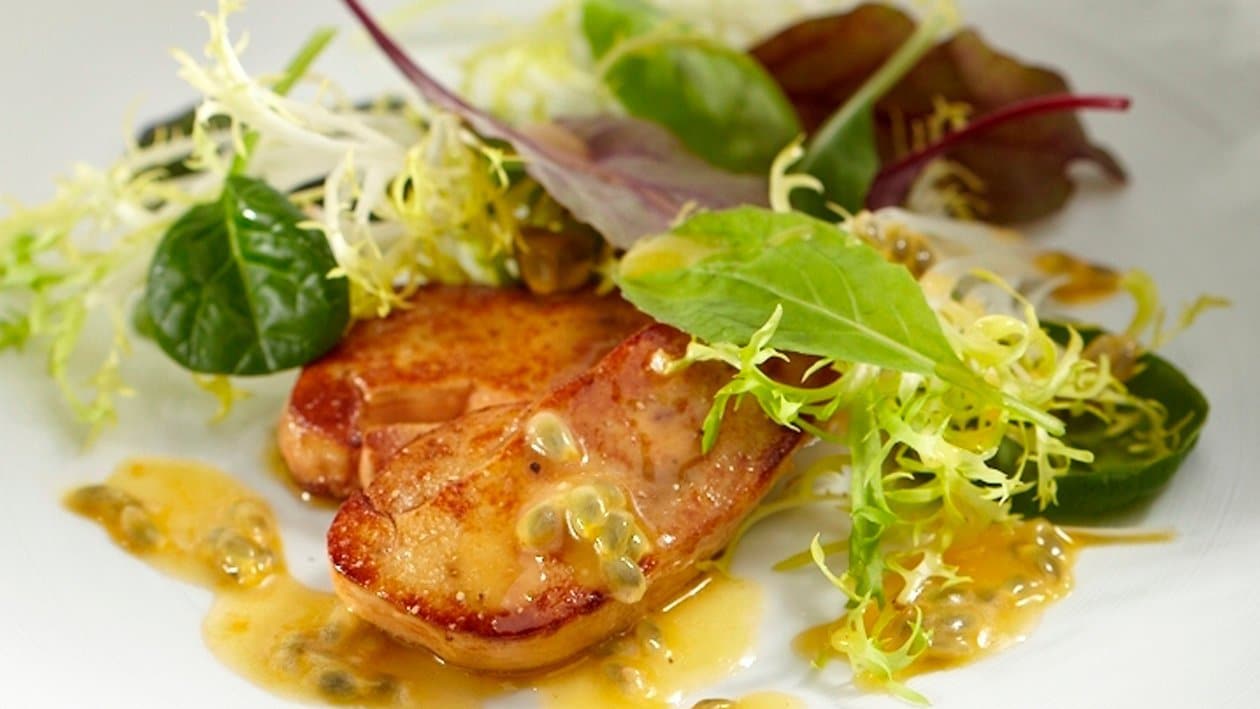 Foie de canard sauté sur coeur de salades et vinaigrette aux fruits de la passion Foie de canard sauté sur coeur de salades et vinaigrette aux fruits de la passion