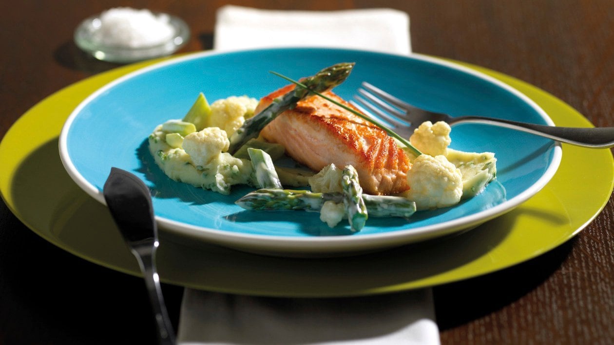 Gebratener Lachs mit Meerrettich-Hollandaise, Schnittlauchpüree, Spargel, Blumenkohl Gebratener Lachs mit Meerrettich-Hollandaise, Schnittlauchpüree, Spargel, Blumenkohl