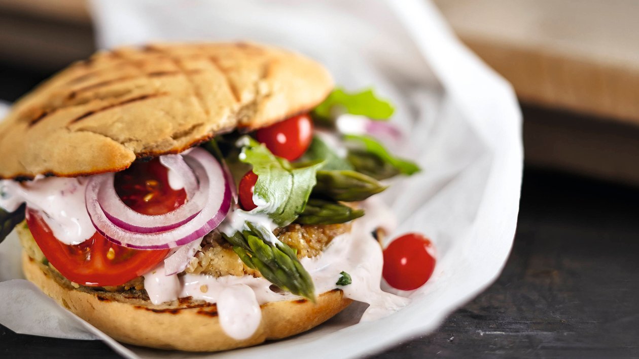 Veganer Spargel Burger mit Veganer Mayo Veganer Spargel Burger mit Veganer Mayo