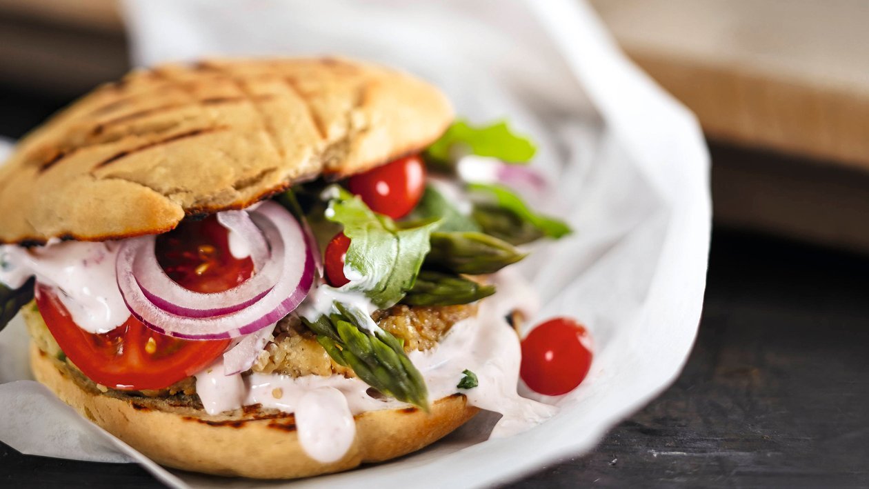 Veganer Spargel Burger mit Veganer Mayo