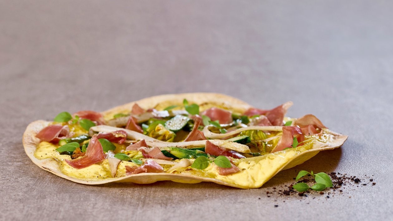 Flammkuchen mit Spargel, Frischkäse und Zucchiniblüten Flammkuchen mit Spargel, Frischkäse und Zucchiniblüten
