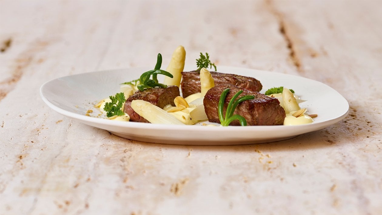 Asperges avec filet de boeuf et amandes grillées –  