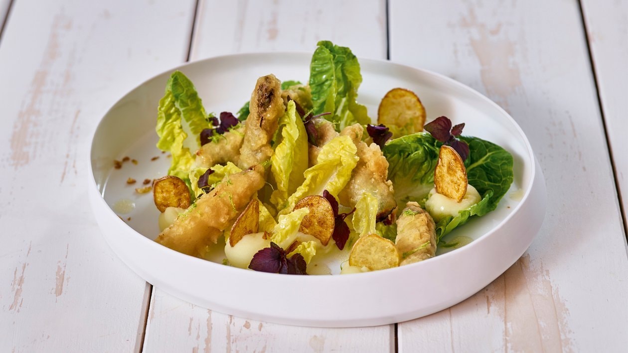 Tempura vom Spargel mit Salat und Zitrus Vinaigrette