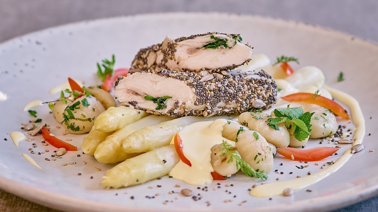 Forellenfilet mit Kräutern, Sesam, Sonnenblumenkernen, Chia, Spargeln und Sauce Hollandaise Forellenfilet mit Kräutern, Sesam, Sonnenblumenkernen, Chia, Spargeln und Sauce Hollandaise