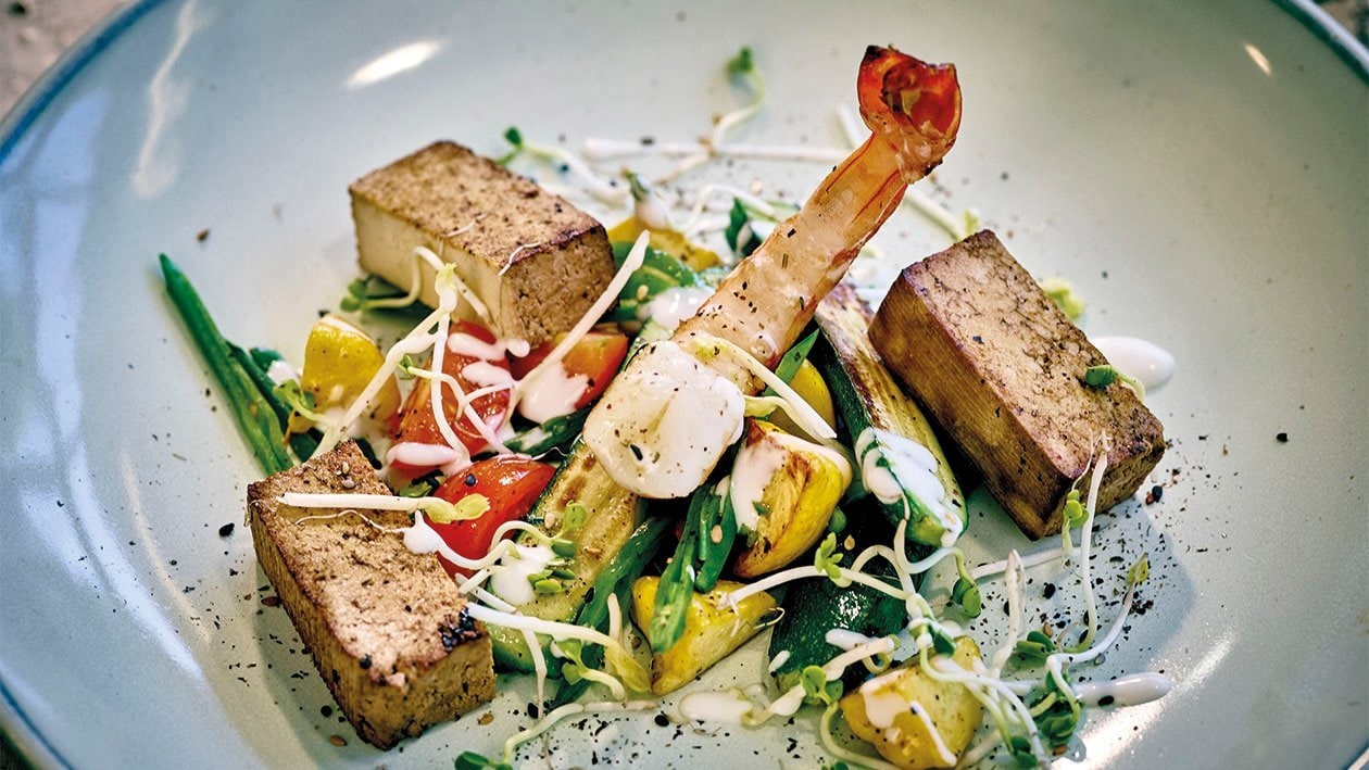 Salade de légumes aux crevettes et tofu