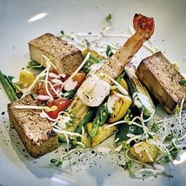 Salade de légumes aux crevettes et tofu