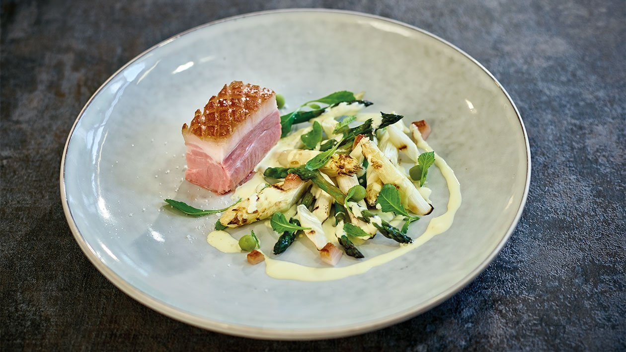 Knuspriger Schweinebauch auf Spargelragout Knuspriger Schweinebauch auf Spargelragout